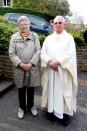 Lore Kurenbach feierte 80 Jahre Erstkommunion hier im Bild mit Pfarrer Woelki