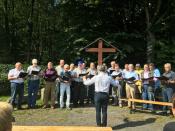 Der Männerchor singt am Prozessionskreuz
