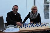 Ellen Voss und Dr- Stefan Tillenburg vom Kirchenvorstand an der Kasse...