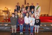 Alle 20 Kommunionkinder mit Katecheten und Diakon