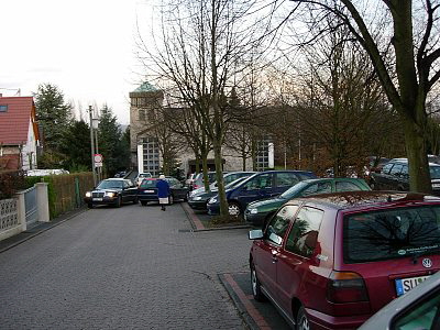 Verkehrschaos vor der Kirche
