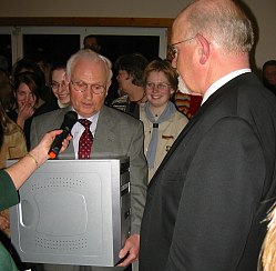 bergabe des Computers durch Karl Heinz Tewes,