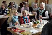 Jung und Alt freuen sich an der Gemeinschaft