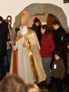 Der Nikolaus kommt aus der Kapellentür