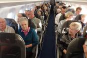 Pilgergruppe im Flugzeug