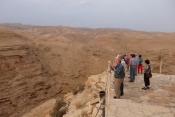 In der Wüste - unten der Weg von Jericho nach Jerusalem