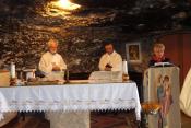 Messe auf dem Hirtenfeld in der Grotte