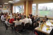 Kuchen und Getränke im Pfarrheim