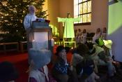 Plötzlich kommt ein Engel zu ihnen und verkündet die Geburt des Gottessohnes in Bethlehem