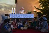 Das L;icht von Bethlehem wird auf dem Altar entzündet