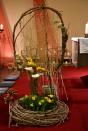 Österlicher Blumenschmuck in der Kirche
