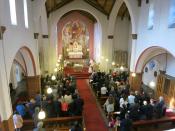 Die Kirche ist mit Verwandten und Pfarrmitgliedern gut gefüllt