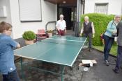 Tischtennis vor dem Pfarrhaus