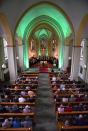 Zahlreiche Besuchen füllen die Kirche