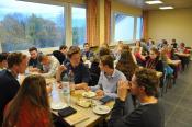 Kuchen und Getränke im Pfarrheim