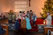 Und dann wird das Kind in die Kirchenkrippe gelegt