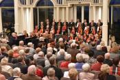 Alle Blicke ruhen auf dem Chor
