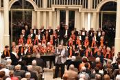 Moderator Hansgünther Schröder erläutert die Chor- und Instrumentalstücke