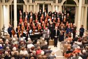 Chor mit Moderator und Literat