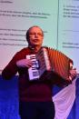 Edgar Zens leitet den Chor aller Teilnehmer