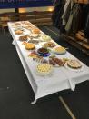 Eine große Auswahl gespendeter Kuchen fand schnell die Abnehmer