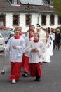 Messdiener geleiten Kommunionkinder in die Kirche