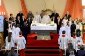 Zum Vater unser kommen Kommunionkinder, Katecheten und Kommunionhelfer um den Altar