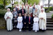 Kommunionjubilare und Kommunionkinder vor der Thomasberger Kirche