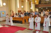 Jetzt zum ersten Mal mit Gewändern am Altar