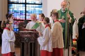 Diakon Udo Casel liest das Evangelium...