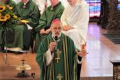 Der Weihbischof erläutert das Evangelium...