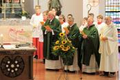 Es zelebrieren mit: Pfarrer Udo Maria Schiffers, Pfarrer Dr. Arnold Hatscher, Pfarrer Paul Woelki und Diakon Peter Schmitz