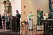 Dr. Stefan Tillenburg (Kirchenvorstand) lädt alle Messbesucher zum Mitfeieren auf dem Kirchplatz ein...