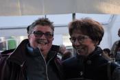 Hildegard Höller (Ortsausschuss/Pfarramtssekretärin) mit Edith Zenz-Jarzombek