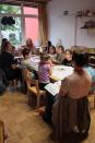 Eudenbacher Kommunionkinder singen gemeinsam in der Gruppe mit den Kathechetinnen...