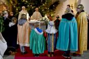 Zum Vater unser kommen die Sternsinger um den Altar