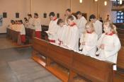 Ministranten in den Bänken