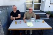 Kirchenvorstandsmitglieder verkaufen Bons