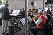 Auch auf dem Kirchplatz unterhielt das Bläsercorps Ittenbach die Gäste