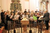Junger Chor und ehemalige Mitglieder des Chore gestalten die Familienmesse im Februar.