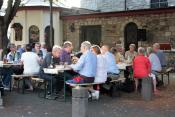 Weinabend vor der Kirche zum Auftakt der Sommerferien.