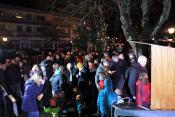 Erstrahlen des Dorftannenbaumes auf dem Kirchplatz am ersten Advent.