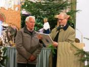 Pfarrer Hoitz überreicht Richard Löbach den "Dom in Blau" mit persönlicher Widmung von Kardinal Woelki als Dankeschön für 42 Jahre Kirchenvorstand