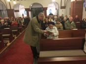 Ida Weber freut sich über  ein Fotobuch mit ihren Gestecken der letzten 3 Jahre für 25 Jahre Blumenschmuck der Pfarrkirche