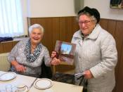 Christine Weber freut sich mit...