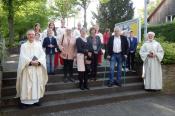 Goldjubilare aus Thomasberg, aktuelle Kommunionkinder und Pfarrer Hatscher und Diakon Udo Casel