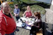 Ministranten backen und verkaufen Waffeln