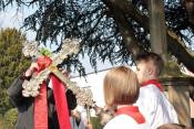 Palmsonntag - auch das Kreuz für die Kirche erhält einen Palmzweig