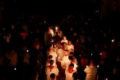 Osternacht - feierlicher Einzug in die Kirche - Messdiener verteilen das Licht der Osterkerze