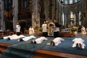 Geste der vollkommenen Ergebenheit gegenüber Gott